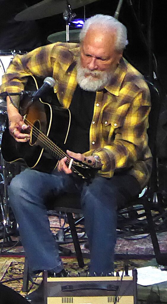 Jorma played acoustic guitar all evening to the delight of the crowd